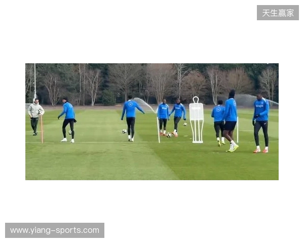 跟队：埃斯特旺参加了切尔西的公开训练，里斯、约恩森缺席