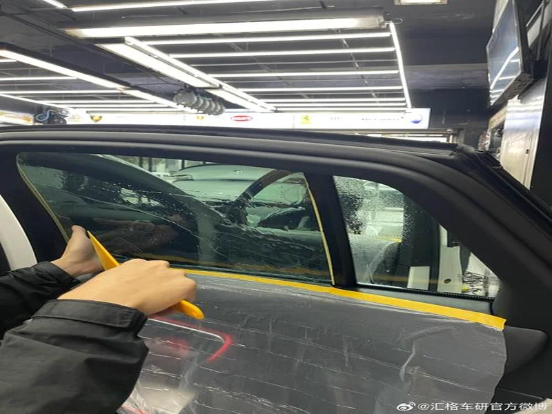 穆德里克因车窗贴膜颜色过深被拦下后,被发现禁驾期内驾驶