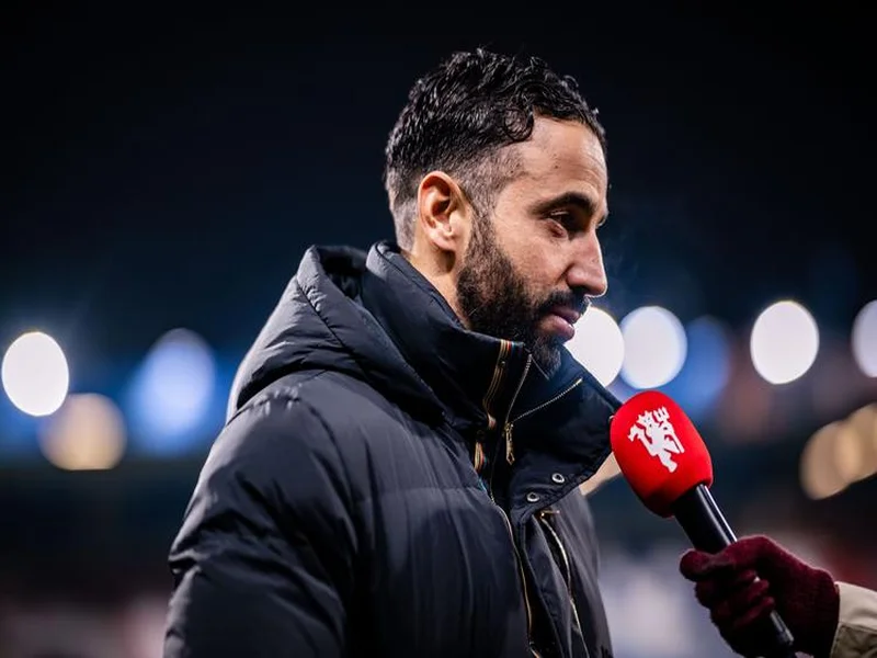 记者：18岁前锋莱西未入选曼联本场名单，阿莫林决定征召舍什科